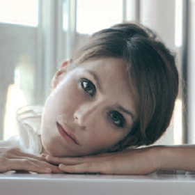 Lady Grey con le Luci che si Abbassano Sempre di Più