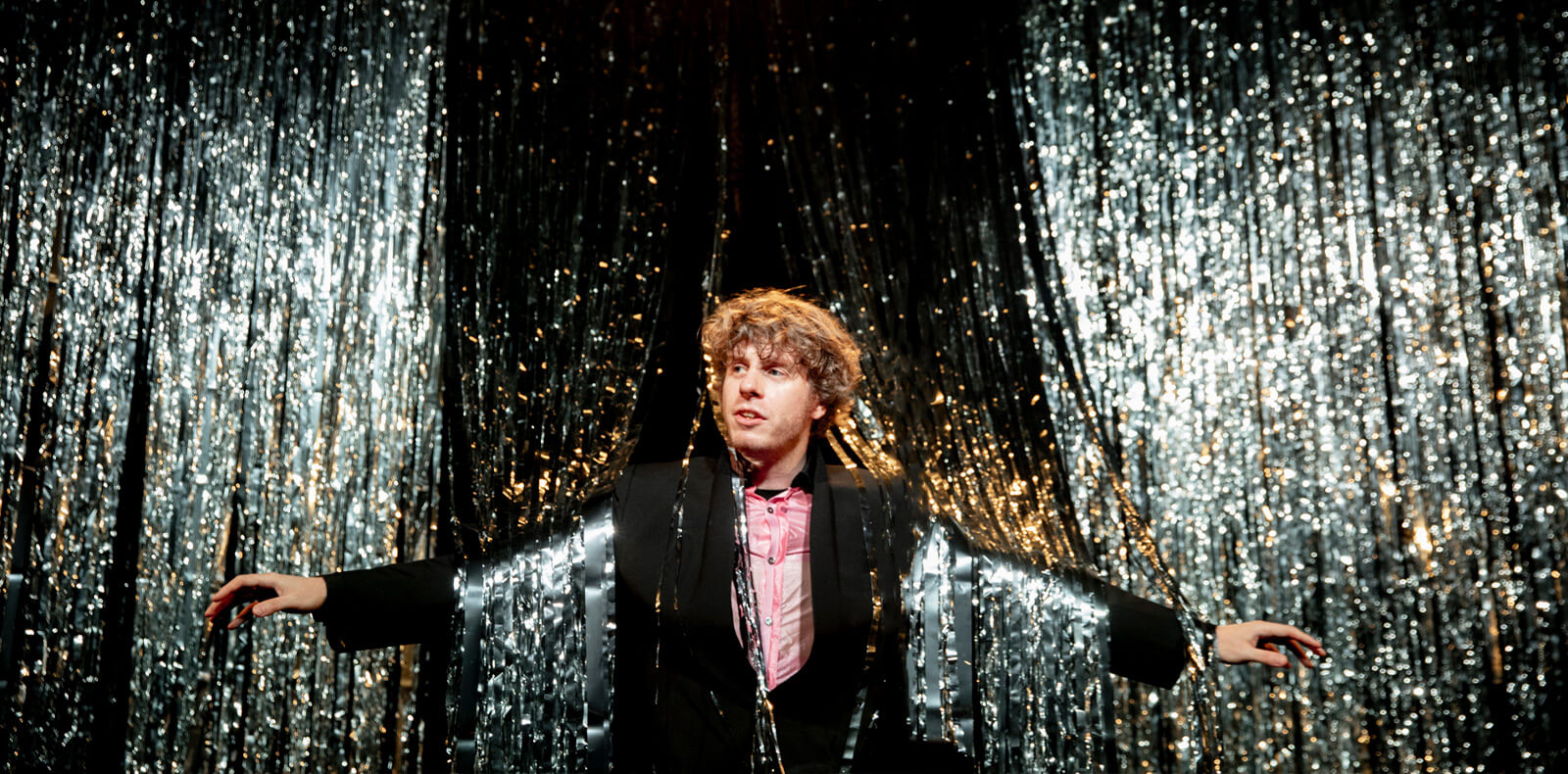 Uno spettacolo divertentissimo che non finisce assolutamente con un suicidio